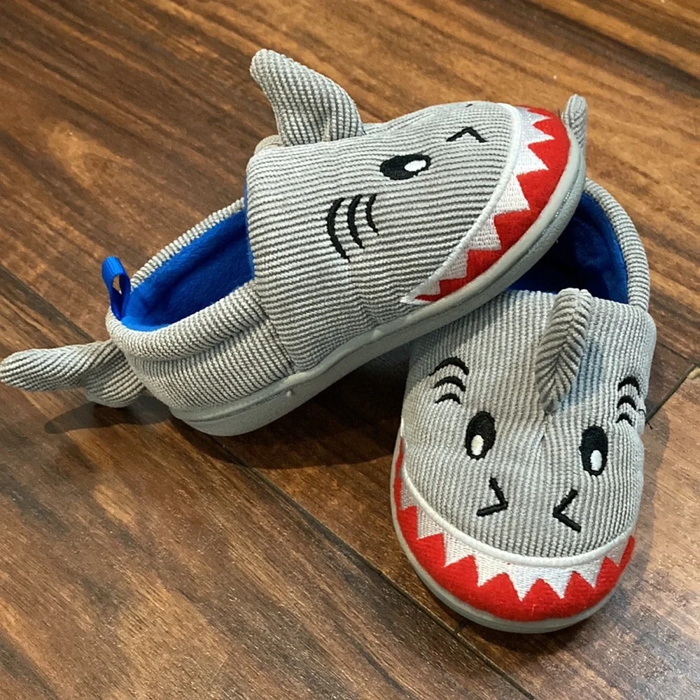 Corduroy Shark Slippers Wonder Nation Size 5 Gray